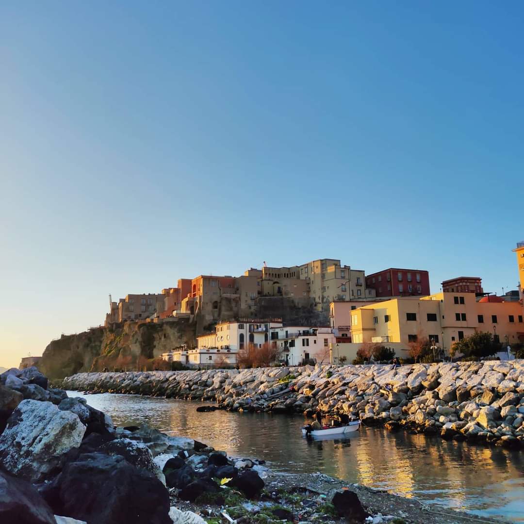 rione terra e porticciolo pozzuoli