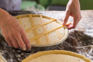 posizionamento delle strisce di pasta frolla