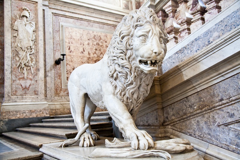 reggia di Caserta leone scalone d'onore